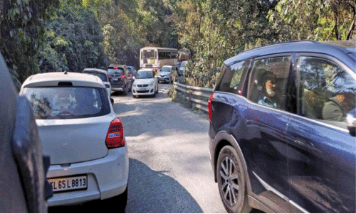 റോ​ഡ് ത​ക​ർ​ച്ച; നാ​ടു​കാ​ണി​യി​ൽ ഗ​താ​ഗ​ത​ക്കു​രു​ക്ക്