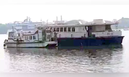 മട്ടാഞ്ചേരി ജെട്ടിക്ക്​ സമീപം യാത്രാബോട്ട് ​െചളിയിൽ കുടുങ്ങി