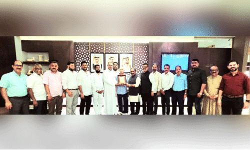 എം.​സി വ​ട​ക​ര​യെ കെ.​എം.​സി.​സി ആ​ദ​രി​ച്ചു