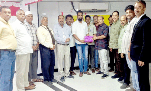 ന​സീ​ർ വാ​ണി​യ​മ്പ​ല​ത്തി​ന് കെ.​എം.​സി.​സി യാ​ത്ര​യ​യ​പ്പ് ന​ൽ​കി