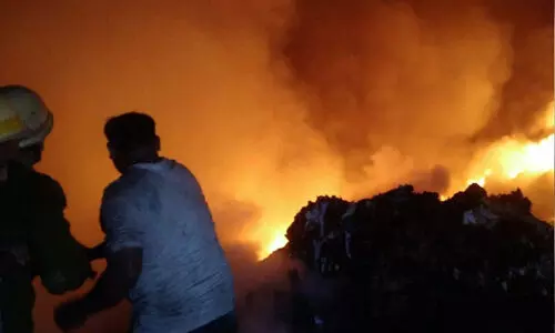 കൊൽക്കത്തയിലെ ചേരിയിൽ   വൻ തീപിടിത്തം; ഒരു മരണം, നിരവധി കുടിലുകൾ കത്തിനശിച്ചു