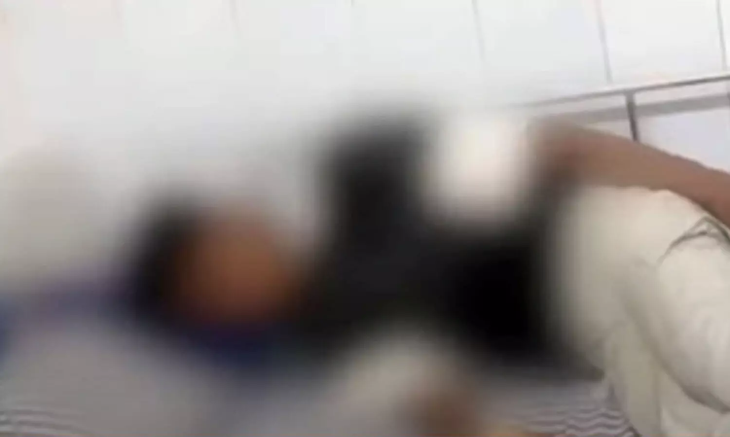 സംസാരിച്ചതിന് പേര് ബോർ‍ഡിൽ എഴുതി, ക്ലാസ് ലീഡറെ ക്രൂരമായി മർദിച്ച് സഹപാഠിയുടെ അച്ഛൻ