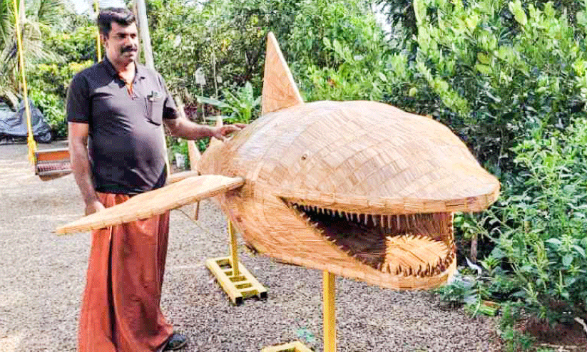 കർഷകന്റെ കരവിരുതിൽ കൂറ്റൻ ഈർക്കിൽ സ്രാവ് കർഷകന്റെ കരവിരുതിൽ കൂറ്റൻ ഈർക്കിൽ സ്രാവ്