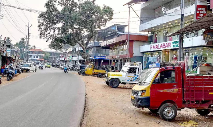 മോടികൂട്ടൽ നീളുന്നു; വീർപ്പുമുട്ടി തുവ്വൂർ ടൗൺ മോടികൂട്ടൽ നീളുന്നു; വീർപ്പുമുട്ടി തുവ്വൂർ ടൗൺ