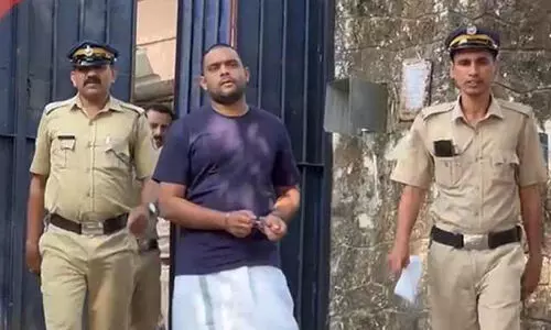 ‘ഗുണഭോക്താക്ക’ളിൽ പൊലീസും; ഐ.​ജി​യു​ടെ നേ​തൃ​ത്വ​ത്തി​ൽ പാ​തി​വി​ല​ക്ക് ത​യ്യ​ൽ മെ​ഷീ​ൻ വാ​ങ്ങി​യ​ത് വി​വാ​ദ​ത്തി​ൽ