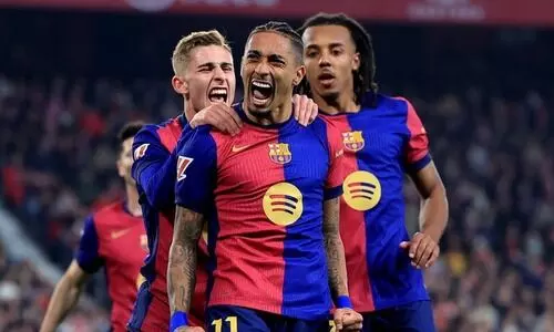 പത്തുപേരായി ചുരുങ്ങിയിട്ടും ബാഴ്സക്ക് ആവേശജയം; സെവിയ്യയെ തകർത്ത് റയലുമായുള്ള ലീഡ് കുറച്ചു