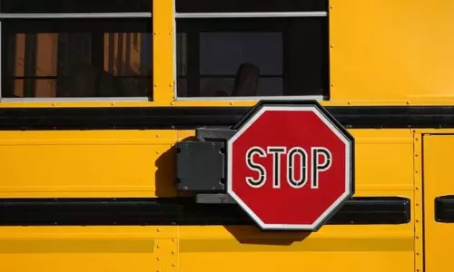 ​സ്കൂ​ൾ ബ​സു​ക​ളി​ലെ സ്​​റ്റോ​പ്​ സി​ഗ്​​ന​ൽ മ​റി​ക​ട​ക്ക​രു​ത്