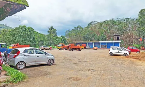 ഇവിടെയുണ്ട്, ബസുകൾ കയറാത്ത സ്റ്റാൻഡുകൾ...