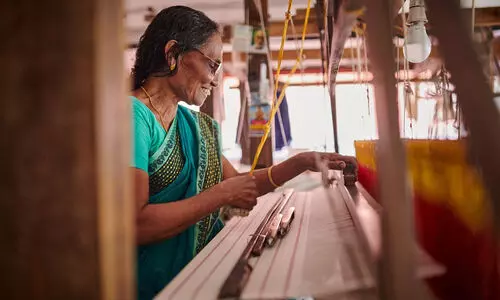 ഒ​റ്റ​പ്പാ​ല​ത്ത് വ​നി​ത​ക​ൾ​ക്ക് ഖാ​ദി നെ​യ്ത്ത് കേ​ന്ദ്ര​മൊ​രു​ങ്ങി