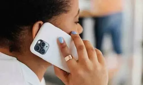 റെയിൽവെ സ്റ്റേഷനിൽ മൊബൈൽ ഫോൺ സ്പീക്കറിലിട്ട് സംസാരിച്ചു; യുവാവിന് 17,522 രൂപ പിഴ