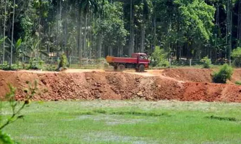 വീടിന് 10 സെൻറും വാണിജ്യ ആവശ്യത്തിന് അഞ്ച് സെൻറും ഭൂമി തരംമാറ്റത്തിന് അനുമതി വേണ്ട വീടിന് 10 സെൻറും വാണിജ്യ ആവശ്യത്തിന് അഞ്ച് സെൻറും ഭൂമി തരംമാറ്റത്തിന് അനുമതി വേണ്ട