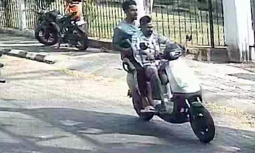 വയോധികയെ ഇടിച്ചിട്ട് കടന്നുകളഞ്ഞു; സ്കൂട്ടർ ഓടിച്ചയാളെ തിരിച്ചറിഞ്ഞു വയോധികയെ ഇടിച്ചിട്ട് കടന്നുകളഞ്ഞു; സ്കൂട്ടർ ഓടിച്ചയാളെ തിരിച്ചറിഞ്ഞു