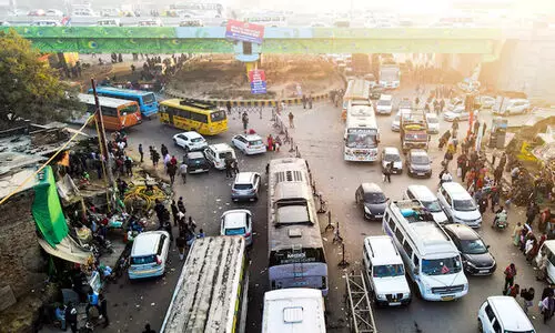 ആളുകൾ ഉറങ്ങിയത് റോഡിൽ; നാല് മണിക്കൂർ യാത്രക്കെടുത്തത് 15 മണിക്കൂറിലേറെ, പ്രയാഗ്‌രാജിലെ ഗതാഗത കുരുക്കിൽ വലഞ്ഞ് ജനം