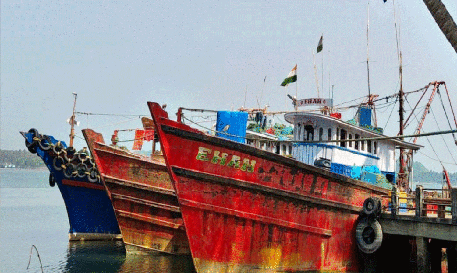 അനധികൃത മത്സ്യബന്ധനം; രണ്ട് കർണാടക ബോട്ടുകൾ പിടിയിൽ