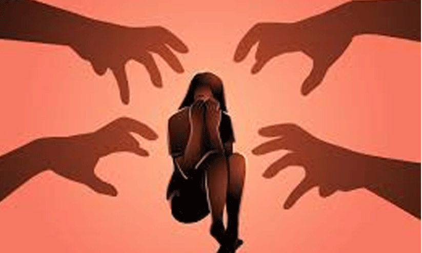 യുവതിയെ പെട്രോൾ ഒഴിച്ച് കത്തിക്കാൻ ശ്രമം; പ്രതി പിടിയിൽ യുവതിയെ പെട്രോൾ ഒഴിച്ച് കത്തിക്കാൻ ശ്രമം; പ്രതി പിടിയിൽ