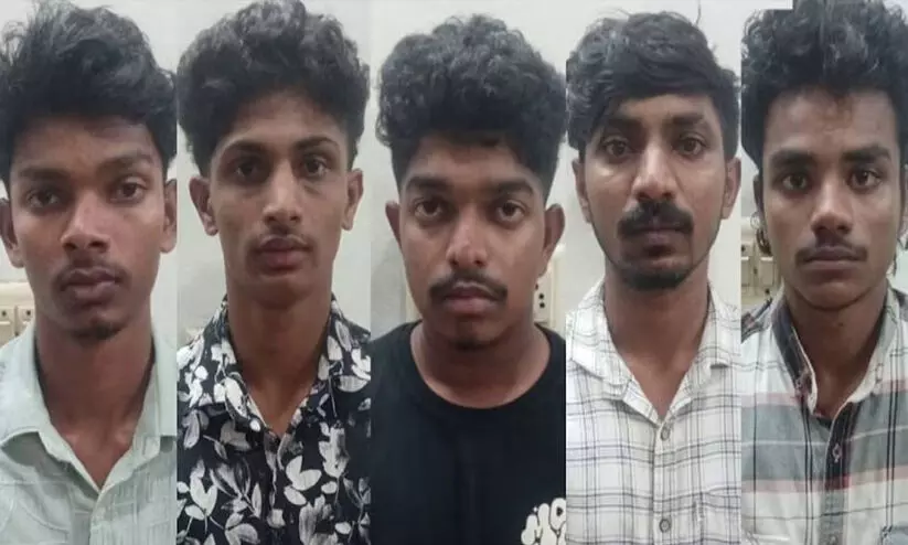 നഗ്നരാക്കി കോമ്പസ് കൊണ്ടു ശരീരമാകെ വരഞ്ഞു, ഡംബലുകൊണ്ട് സ്വകാര്യ ഭാഗങ്ങളിൽ ക്രൂരത; കോട്ടയത്ത് അതിക്രൂര റാഗിങ്, അഞ്ച് വിദ്യാർഥികൾ അറസ്റ്റിൽ നഗ്നരാക്കി കോമ്പസ് കൊണ്ടു ശരീരമാകെ വരഞ്ഞു, ഡംബലുകൊണ്ട് സ്വകാര്യ ഭാഗങ്ങളിൽ ക്രൂരത; കോട്ടയത്ത് അതിക്രൂര റാഗിങ്, അഞ്ച് വിദ്യാർഥികൾ അറസ്റ്റിൽ