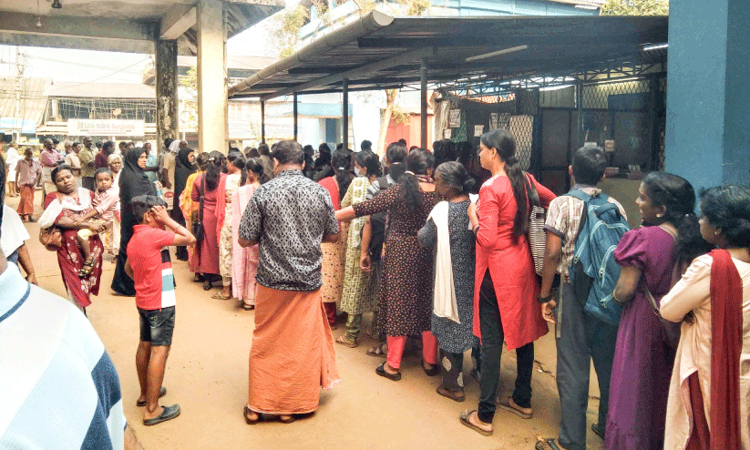 ദുരിതക്കൂടാരമായിപെരുമ്പാവൂര് താലൂക്ക് ആശുപത്രി ദുരിതക്കൂടാരമായിപെരുമ്പാവൂര് താലൂക്ക് ആശുപത്രി