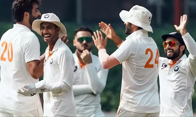 സെമി ഫൈനലിലേക്ക് കേരളത്തിന് ഒരു സെഷൻ മാത്രം! നാല് വിക്കറ്റ് നഷ്ടമായാൽ പുറത്ത് സെമി ഫൈനലിലേക്ക് കേരളത്തിന് ഒരു സെഷൻ മാത്രം! നാല് വിക്കറ്റ് നഷ്ടമായാൽ പുറത്ത്