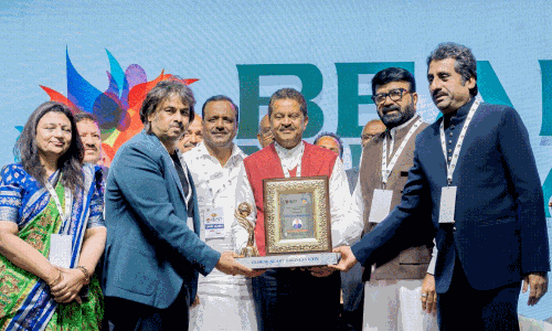 തും​ബെ മൊ​യ്തീ​ന്​ ഗ്ലോ​ബ​ൽ ബി​സി​ന​സ്​ ഐ​ക്ക​ൺ അ​വാ​ർ​ഡ്