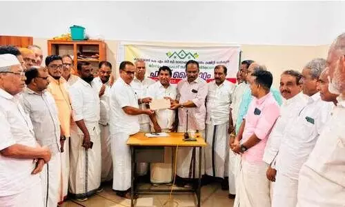 കെ.​എം.​സി.​സി നാ​ദാ​പു​രം മ​ണ്ഡ​ലം ക​മ്മി​റ്റി ധ​ന​സ​ഹാ​യം കൈ​മാ​റി