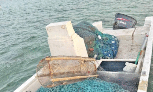 അ​നു​വ​ദ​നീ​യ​മ​ല്ലാ​ത്ത വ​ല​ക​ളു​മാ​യി ക​ട​ലി​ലി​റ​ങ്ങി​യ മ​ത്സ്യ​ബ​ന്ധ​ന ബോ​ട്ട് കോ​സ്റ്റ് ഗാ​ർ​ഡ് പി​ടി​കൂ​ടി