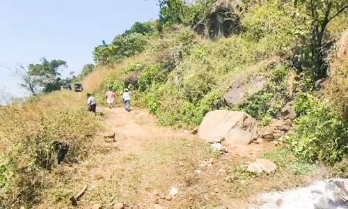 മരണച്ചൂരടിക്കുന്ന മലമടക്കുകൾ