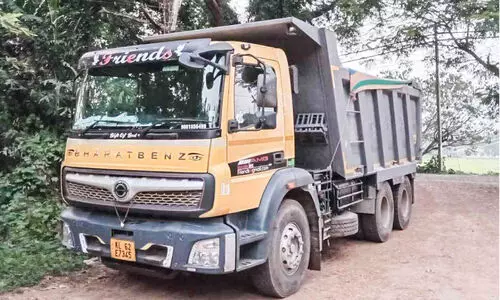 അ​ന​ധി​കൃ​ത​ മെ​റ്റ​ൽ ക​ട​ത്ത്​; ടോറസ് ലോറി പിടികൂടി