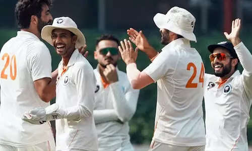 സെമി ഫൈനലിലേക്ക് കേരളത്തിന് ഒരു സെഷൻ മാത്രം! നാല് വിക്കറ്റ് നഷ്ടമായാൽ പുറത്ത്