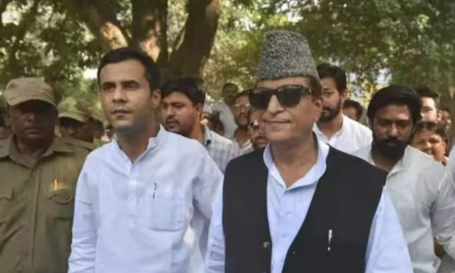 റോ​ഡ് വൃ​ത്തി​യാ​ക്കു​ന്ന യ​ന്ത്രം മോഷ്ടിച്ച കേസിൽ അഅ്സം ഖാനും മകനും ജാമ്യം