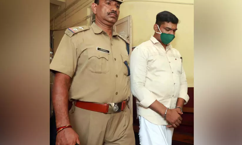 ഡോ. വന്ദനദാസ് കൊലക്കേസ്; വിതുമ്പിക്കരഞ്ഞ് ഡോ. മുഹമ്മദ് ഷിബിൻ ഡോ. വന്ദനദാസ് കൊലക്കേസ്; വിതുമ്പിക്കരഞ്ഞ് ഡോ. മുഹമ്മദ് ഷിബിൻ