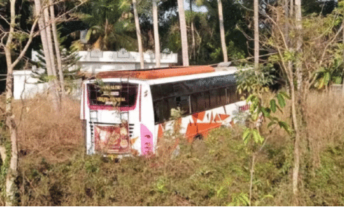 ഡ്രൈവർക്ക് നെഞ്ചുവേദന; ബസ് തെന്നി മാറി ഡ്രൈവർക്ക് നെഞ്ചുവേദന; ബസ് തെന്നി മാറി
