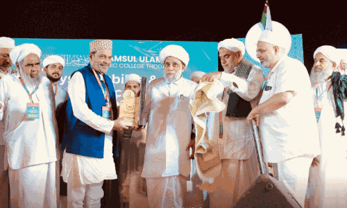 അ​ബ്ദു​ൽ ല​ത്തീ​ഫ് ഹാ​ജി ശം​സു​ൽ ഉ​ല​മ പു​ര​സ്‌​കാ​രം ഏ​റ്റു​വാ​ങ്ങി