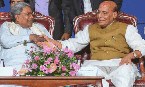 മു​ഖ്യ​മ​ന്ത്രി​ സി​ദ്ധ​രാ​മ​യ്യ​ക്ക് പ്ര​തി​രോ​ധ മ​ന്ത്രി​യു​ടെ പ്ര​ശം​സ