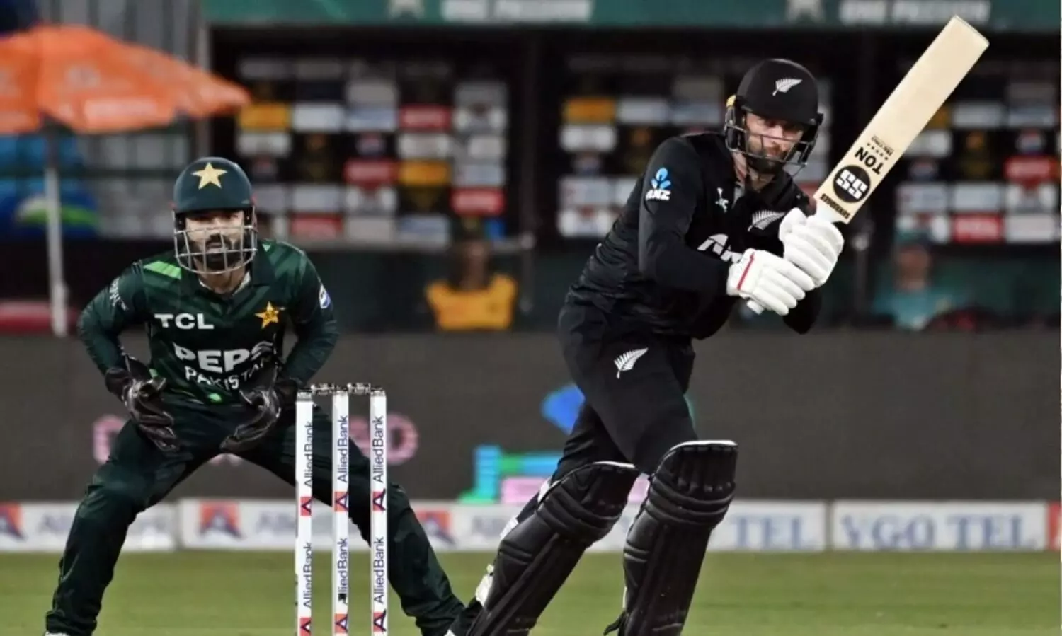 ചാമ്പ്യൻസ് ട്രോഫിക്ക് തൊട്ടുമുമ്പ് പാകിസ്താന് തോൽവി; ത്രിരാഷ്ട്ര പരമ്പര പിടിച്ച് കിവീസ്