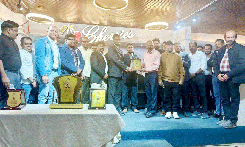 ‘കോ​ഴി​ക്കോ​ട​ൻ​സ്​’ യൂ​സ​ഫ് കാ​ക്ക​ഞ്ചേ​രി​യെ ആ​ദ​രി​ച്ചു