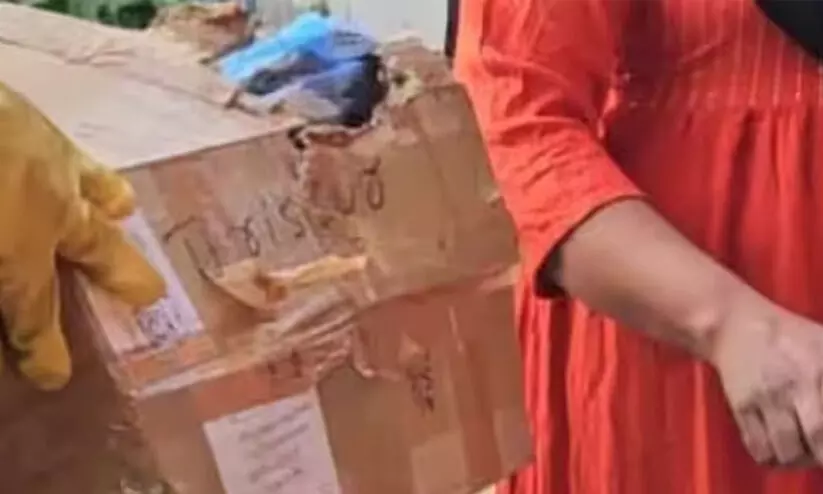 റോഡരികിൽ തള്ളിയ മാലിന്യം കൊറിയറായി വീട്ടിൽ;   5000 രൂപ പിഴയും, ഒടുവിൽ മാപ്പ് പറഞ്ഞ് യുവാവ്