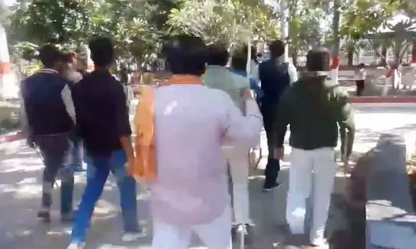 Go Remember Pulwama Heroes  Group To Patna Couples On Valentines Day