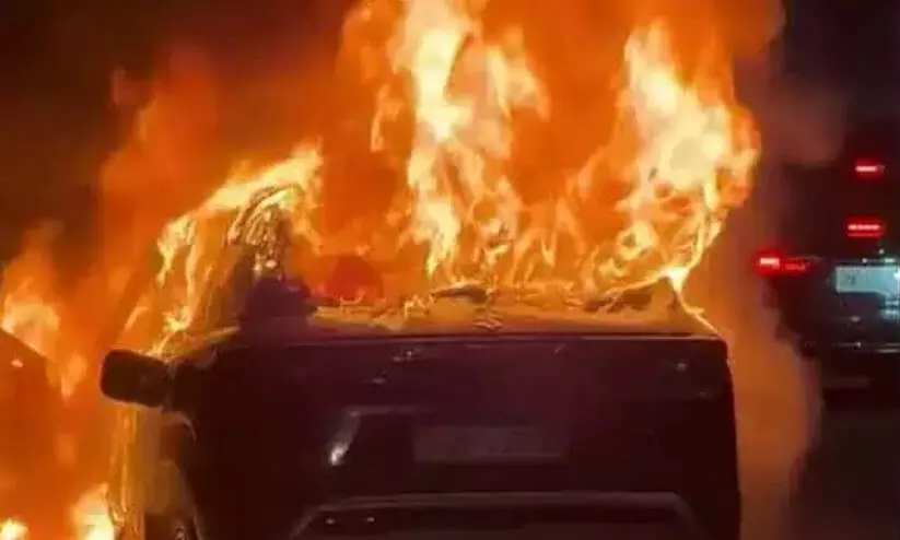 ഓടുന്ന കാറിന് തീപിടിച്ചു; വൻ ഗതാഗതക്കുരുക്ക്