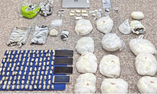 നി​സ്‍വ​യി​ൽ മ​യ​ക്കു​മ​രു​ന്ന് വേ​ട്ട; മൂ​ന്നു പേ​ർ പി​ടി​യി​ൽ