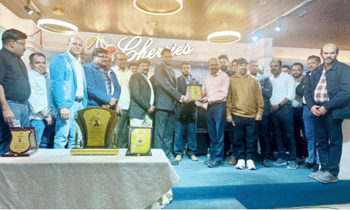 ‘കോ​ഴി​ക്കോ​ട​ൻ​സ്​’ യൂ​സ​ഫ് കാ​ക്ക​ഞ്ചേ​രി​യെ ആ​ദ​രി​ച്ചു