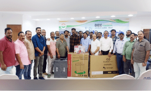 കൂ​പ​ൺ ന​റു​ക്കെ​ടു​പ്പ്​ വി​ജ​യി​ക​ൾ​ക്ക്​ സ​മ്മാ​ന​ങ്ങ​ൾ വി​ത​ര​ണം ചെ​യ്തു