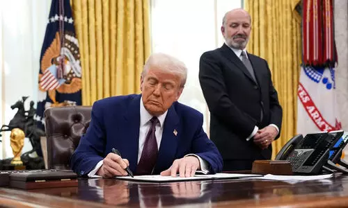 അധിക തീരുവ ചുമത്തുന്നത് പരിശോധിക്കാൻ ഉത്തരവ് നൽകി ട്രംപ്; ലോകം വ്യാപാര യുദ്ധത്തിലേക്ക് ?