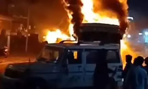 ട്രക്ക് ബൈക്കിലിടിച്ച് രണ്ട് പേർ മരിച്ചു; വാഹനങ്ങൾക്ക് തീയിട്ട് ആൾക്കൂട്ടം, നിരവധി പൊലീസുകാർക്ക് പരിക്ക്