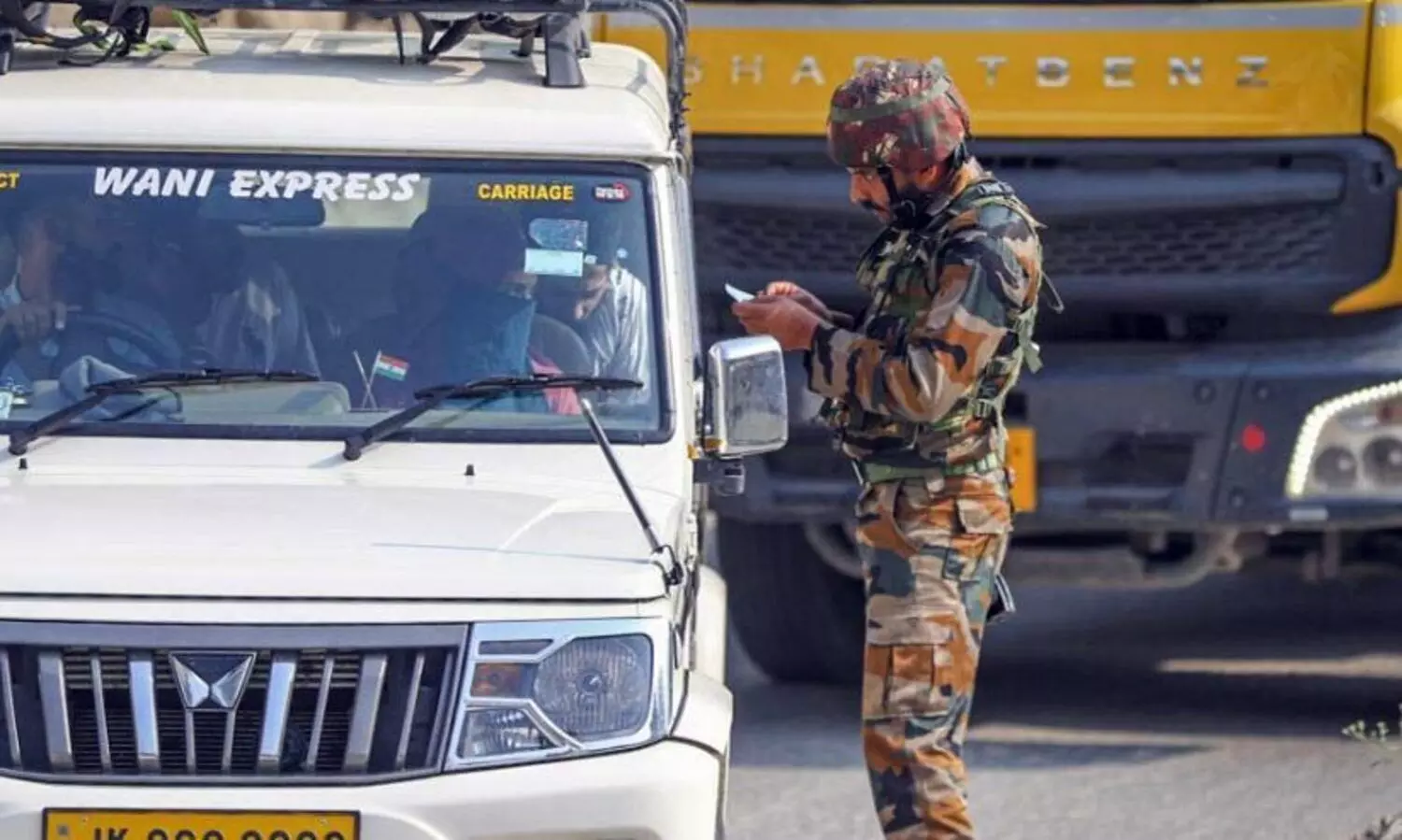 ജമ്മു-കശ്മീരിൽ മൂന്ന് സർക്കാർ ജീവനക്കാരെ പുറത്താക്കി ഗവർണർ