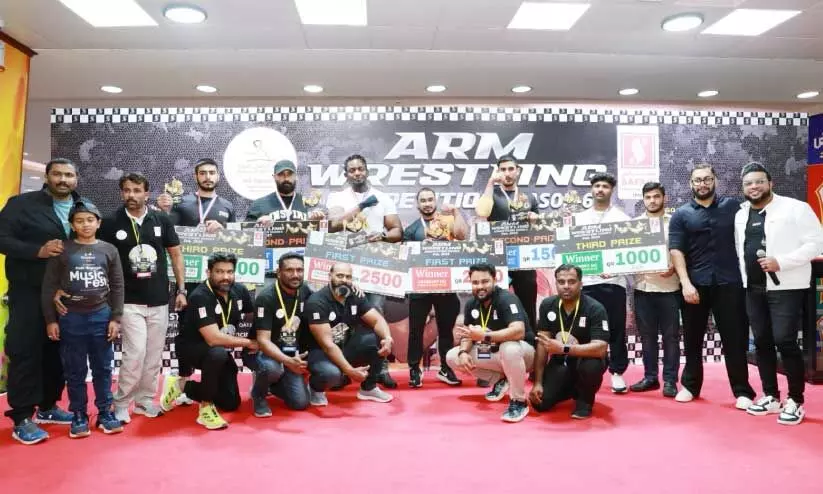 കൈക്കരുത്തുമായി സഫാരി മാളിലെ പഞ്ചഗുസ്തി മത്സരം കൈക്കരുത്തുമായി സഫാരി മാളിലെ പഞ്ചഗുസ്തി മത്സരം