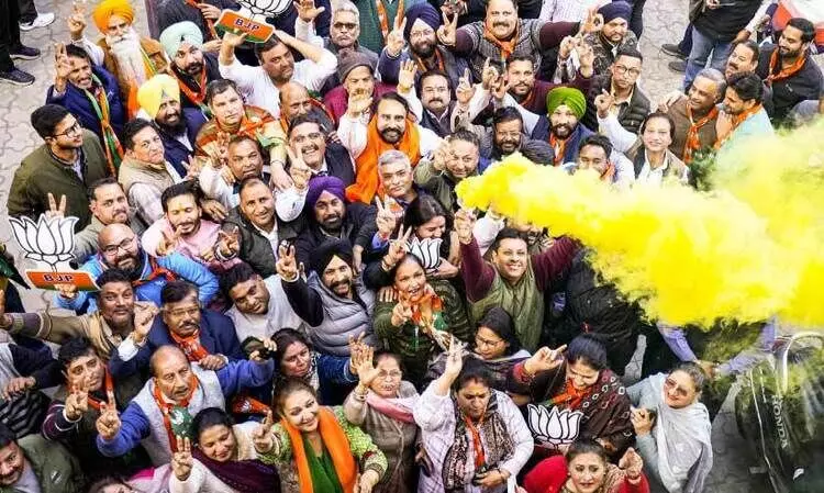 ‘ആപ്പി’ന്റെ പതനവും അലയൊലികളും