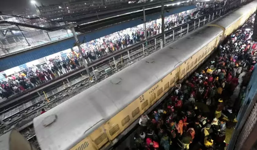 സ്റ്റെയർകേസ് അടച്ചിട്ടതും ട്രെയിനുകൾ വൈകിയതും കാരണമായി; ദുരന്തമുഖമായി 14ാം നമ്പർ പ്ലാറ്റ്ഫോം