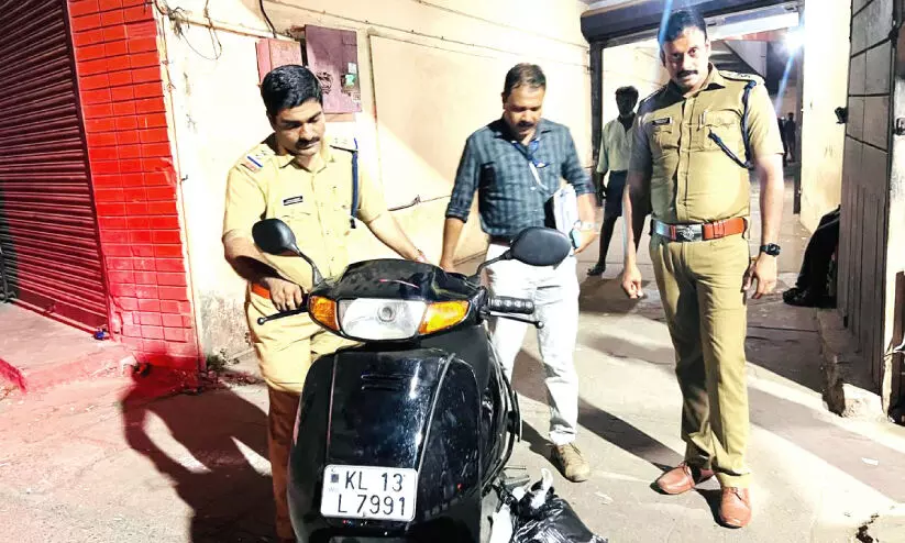 ന​ഗ​ര​ത്തി​ൽ മാ​ലി​ന്യം ത​ള്ളി മൂ​ന്നു​പേ​ർ​ക്കെ​തി​രെ കേ​സ്; സ്കൂ​ട്ട​റും പി​ടി​കൂ​ടി