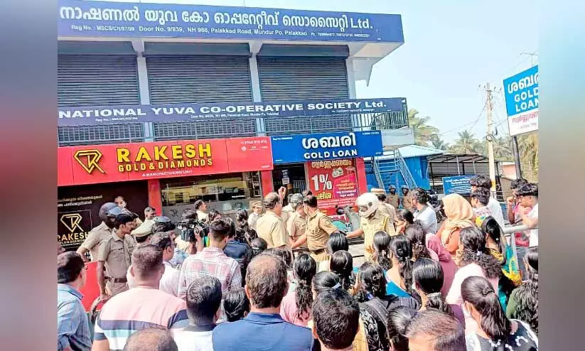 പാതിവിലക്ക് സ്കൂട്ടർ; ഒന്നരക്കോടി തട്ടിയെടുത്തതായി പരാതി പാതിവിലക്ക് സ്കൂട്ടർ; ഒന്നരക്കോടി തട്ടിയെടുത്തതായി പരാതി