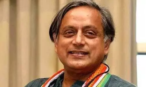 മോദിക്കും ഇടതിനും വാഴ്ത്ത്​; കോൺഗ്രസിനെ ​വെട്ടിലാക്കി തരൂർ